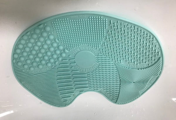 Do you remember the last time you searched for ways to clean makeup brushes? If that makes you scratch your head or think ‘why do I need to clean them at all’, then my friend you are committing a heinous crime against your skin